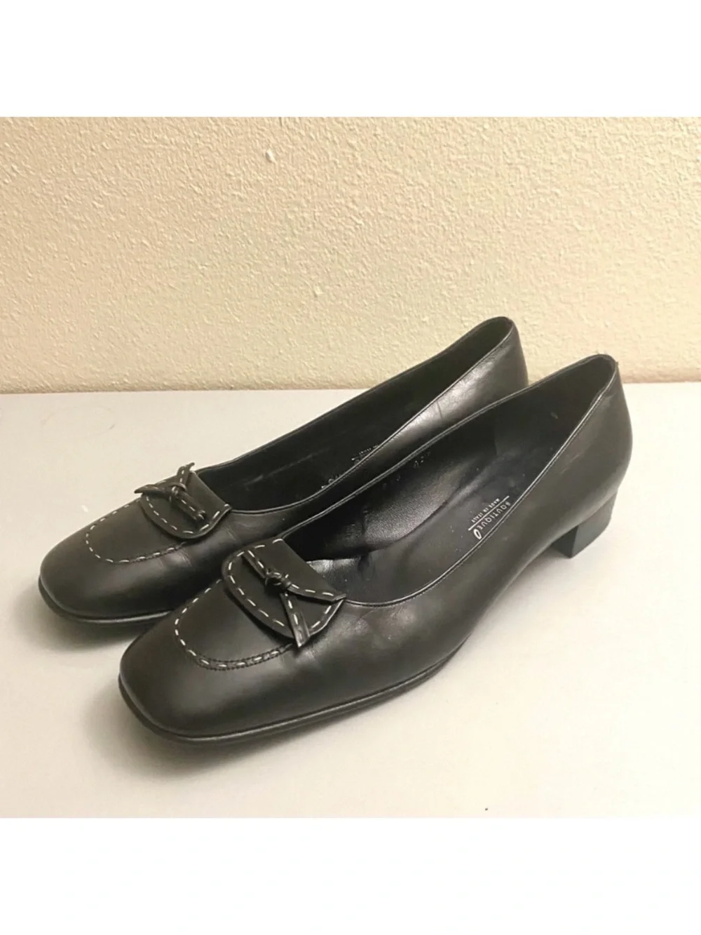 NWT Authentic Salvatore Ferragamo vintage Black genuine Leather pumps.